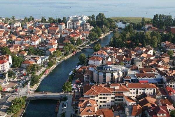 Struga po “lihet pas dore”