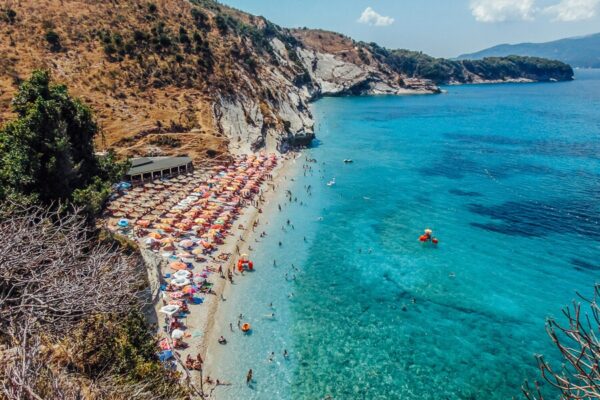 Shqipëria, çmimet rriten deri në 90%, por turistët italianë ende vijnë