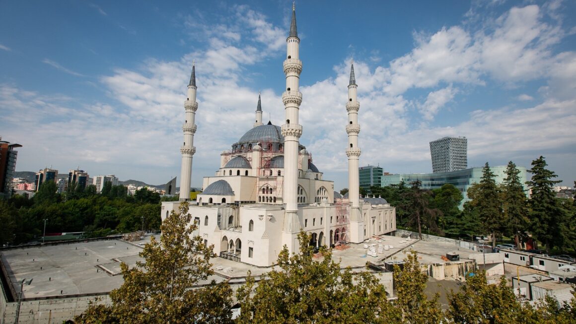 Tiranë, përurimi i Xhamisë së Namazgjasë dhe kundërshtitë rreth saj