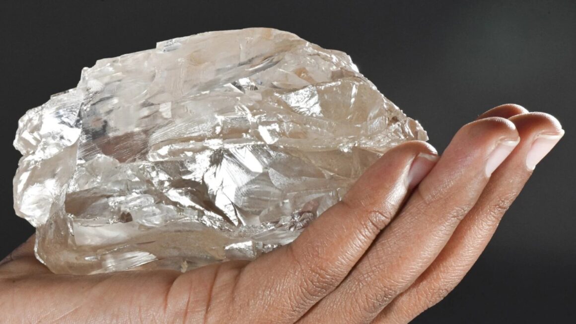 Diamanti i madh 2,492 karatësh, që besohet të jetë i dyti më i madh në botë, u zbulua në Botswana