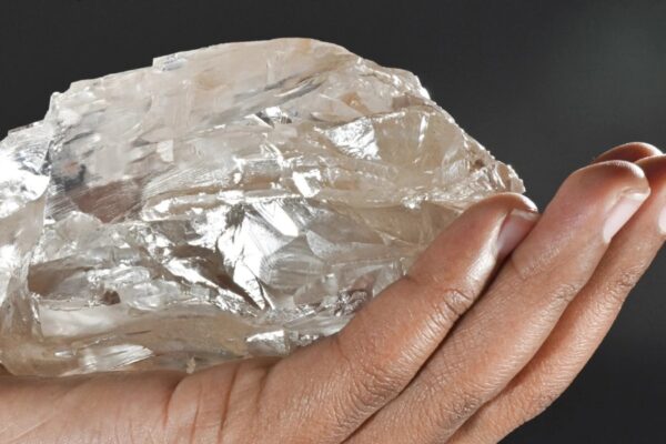 Diamanti i madh 2,492 karatësh, që besohet të jetë i dyti më i madh në botë, u zbulua në Botswana