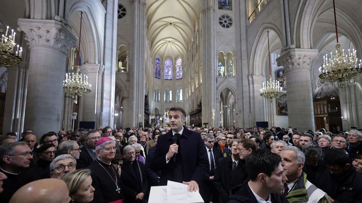 Presidenti Macron viziton katedralen Notre Dame të Parisit, pesë vjet pas zjarrit