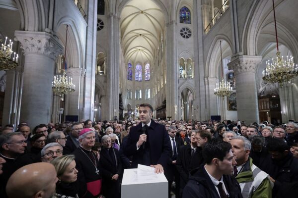 Presidenti Macron viziton katedralen Notre Dame të Parisit, pesë vjet pas zjarrit