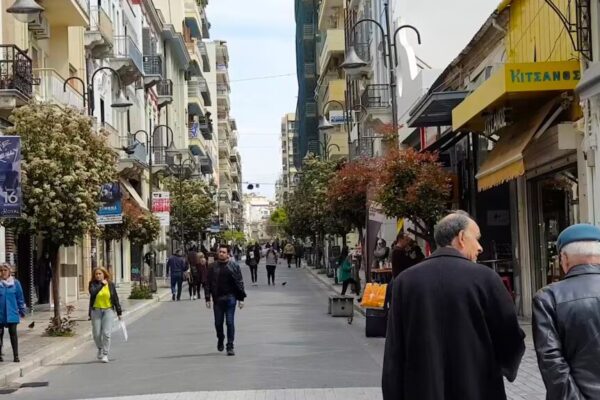 Bie numri i shqiptarëve me leje qëndrimi në Greqi