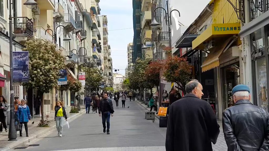 Bie numri i shqiptarëve me leje qëndrimi në Greqi