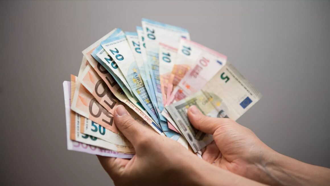 A do të bjerë euro nën vlerën e dollarit në 2025?