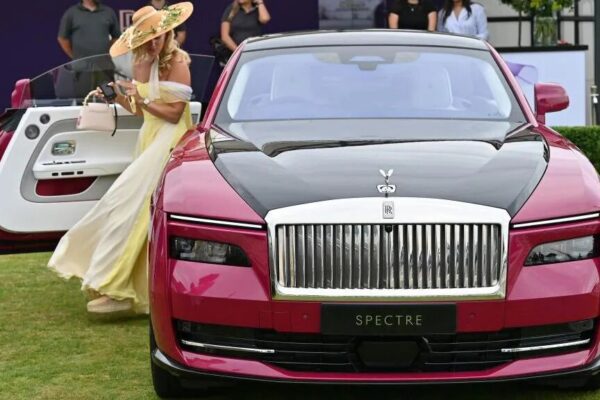 Rolls-Royce sjell luks të personalizuar: Makina unike për super të pasurit!