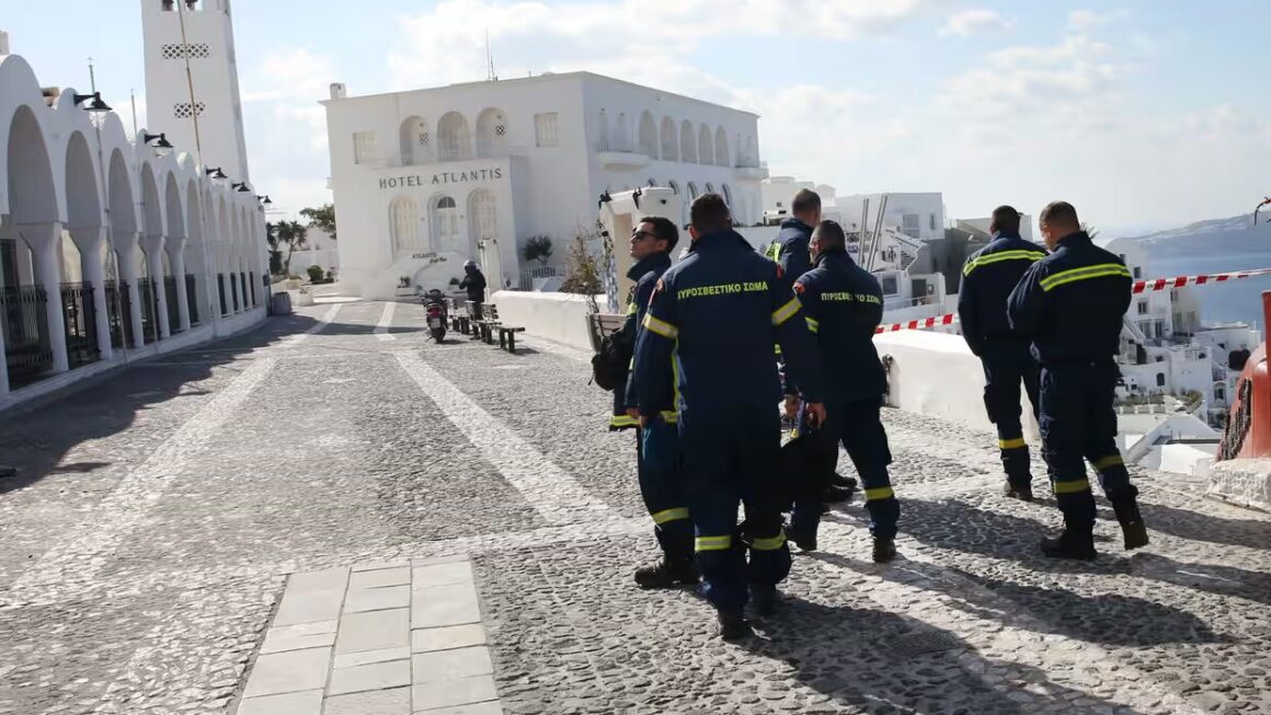 Santorini në gjendje të jashtëzakonshme: Aktiviteti sizmik intensifikon frikën dhe evakuimet