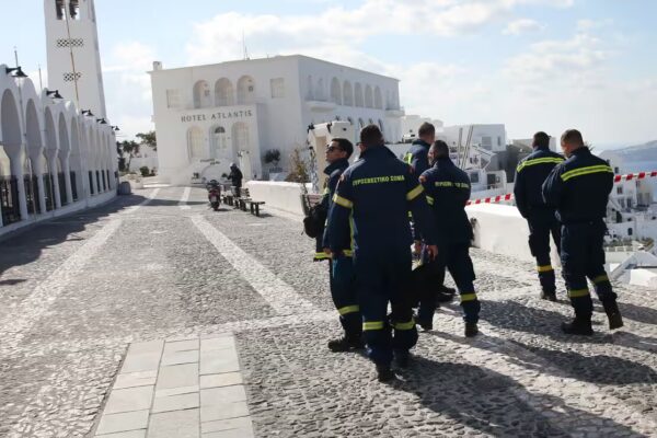 Santorini në gjendje të jashtëzakonshme: Aktiviteti sizmik intensifikon frikën dhe evakuimet