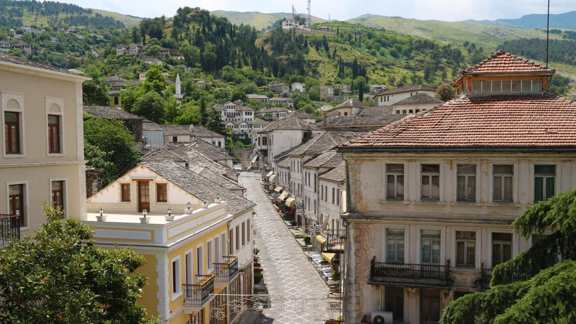 Turizmi në Gjirokastër: Rritje ekonomike, sfida demografike dhe ruajtja e trashëgimisë