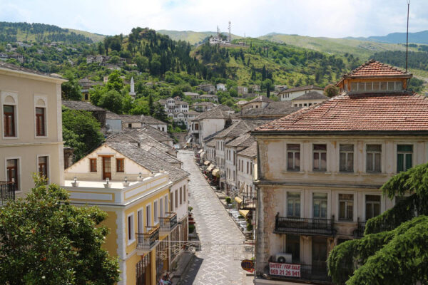 Turizmi në Gjirokastër: Rritje ekonomike, sfida demografike dhe ruajtja e trashëgimisë