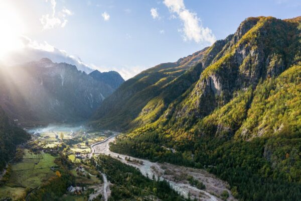 Shqipëria në mesin e destinacioneve më të bukura për t’u vizituar në 2025 – larg turizmit masiv