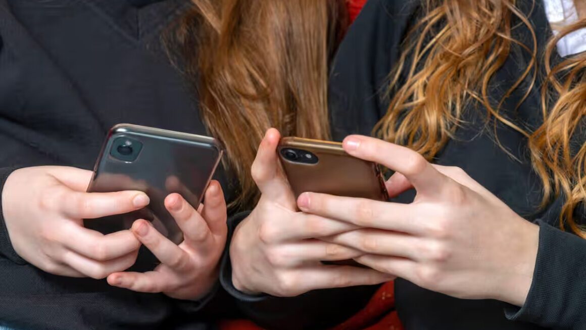 Edhe Zelanda e Re propozon ndalimin e rrjeteve sociale për personat nën 16 vjeç