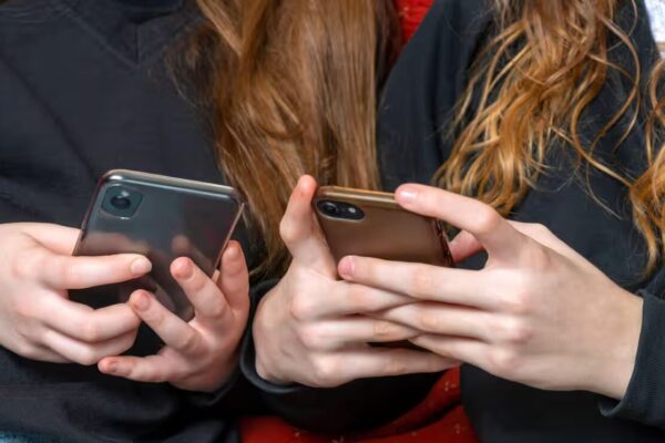 Edhe Zelanda e Re propozon ndalimin e rrjeteve sociale për personat nën 16 vjeç