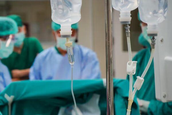 Pacientët me kancer gjaku në Angli, të parët në botë që do të përfitojnë nga një ilaç novator i quajtur “Kalë Troje”