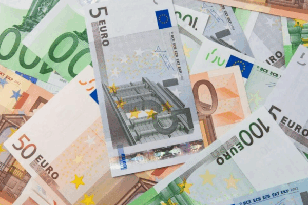 Fundjava e plazhit dhe ndeshja me Serbinë e ulin përsëri kursin e Euros poshtë 98 lekëve