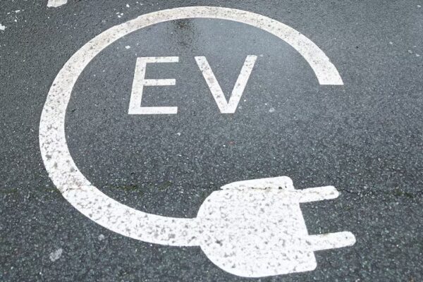 BE rrezikon 1 milion vende pune nëse braktis objektivin për makinat pa emetime