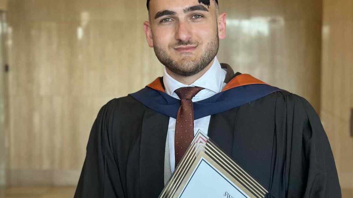 Serxhio Lika, studenti me rezultate të larta, që u punësua nga studio ligjore britanike sapo u diplomua