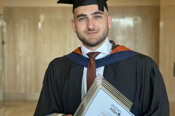 Serxhio Lika, studenti me rezultate të larta, që u punësua nga studio ligjore britanike sapo u diplomua
