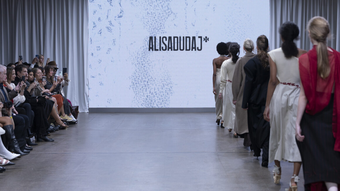 Pas New York Fashion Week, Alisa Dudaj prezantohet me një koleksion të ri në London Fashion Week
