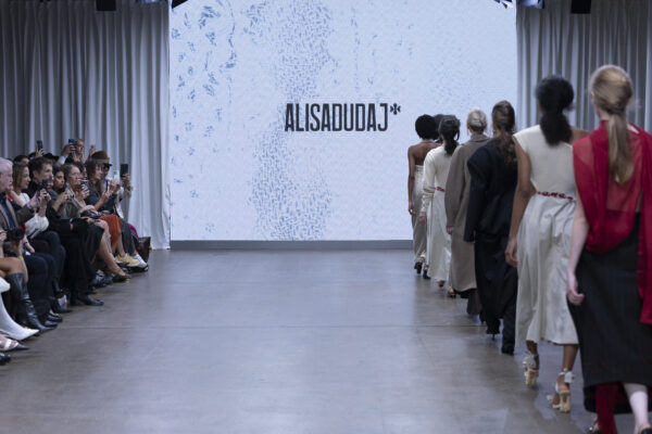 Pas New York Fashion Week, Alisa Dudaj prezantohet me një koleksion të ri në London Fashion Week