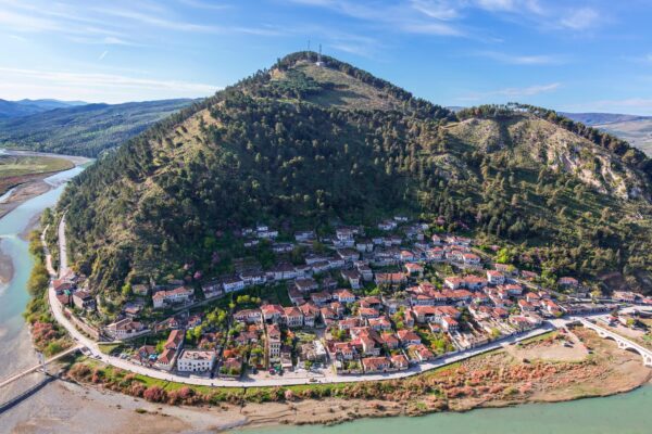 The Guardian: Shqipëria një ndër destinacionet ku vera zgjat