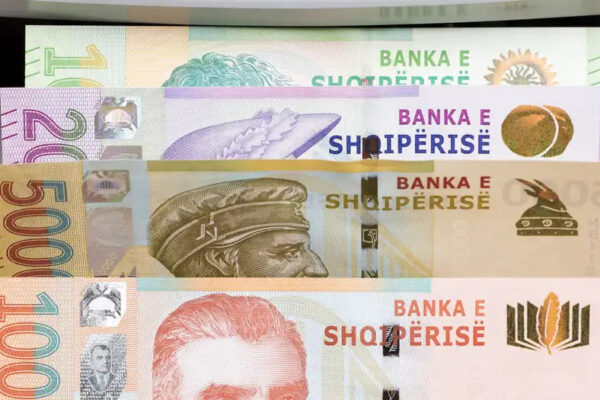 A mund të bëhet vërtet Shqipëria një ekonomi pa para në dorë?