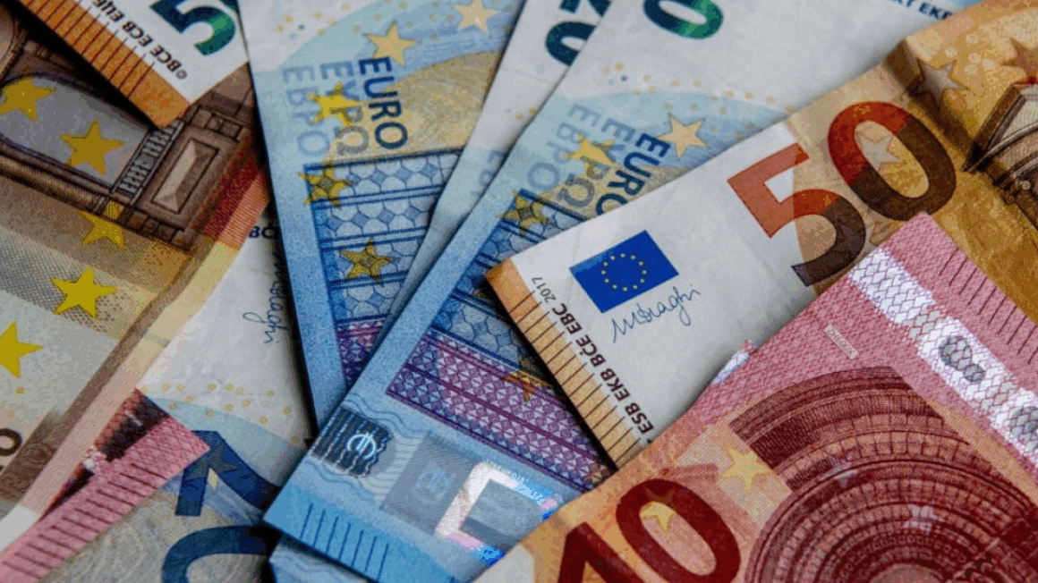 Euro bie në një minimum të ri historik në vlerën e 97 lekëve
