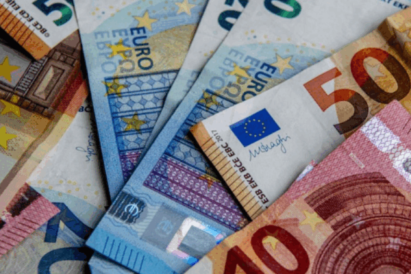 Euro bie në një minimum të ri historik në vlerën e 97 lekëve