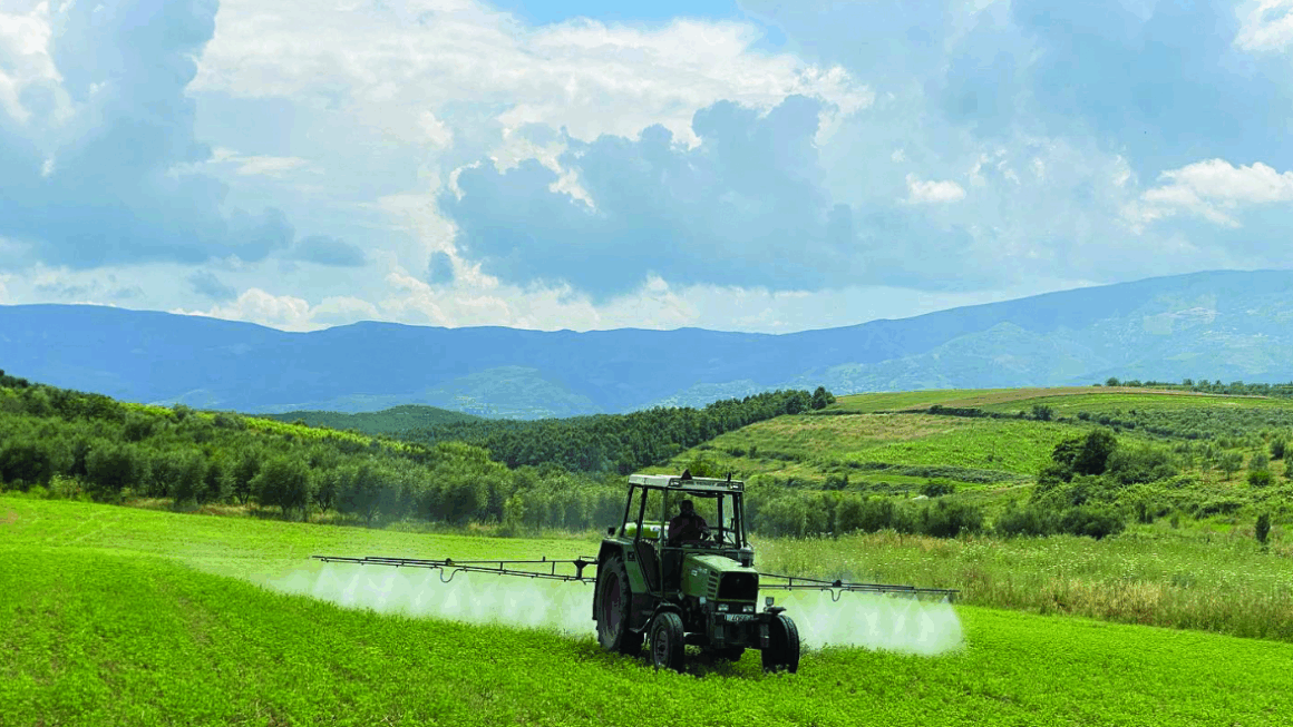 Si po rrënohen bujqësia dhe industria, në rënie prej më shumë se dy vitesh