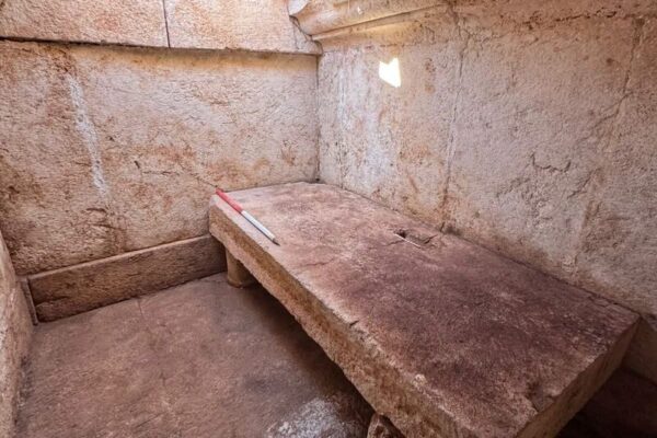 Arkeologët zbulojnë në Bulqizë një varr monumental të periudhës romake