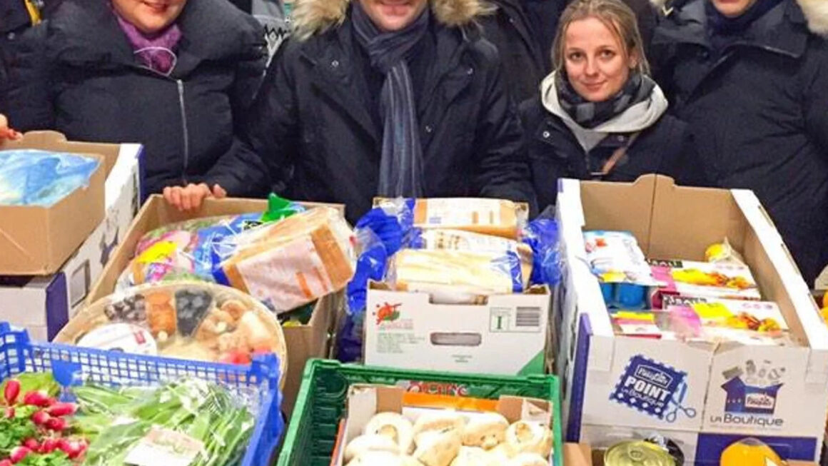 Franca, vendi i parë në botë që detyron supermarketet të dhurojnë ushqimin e pashitur