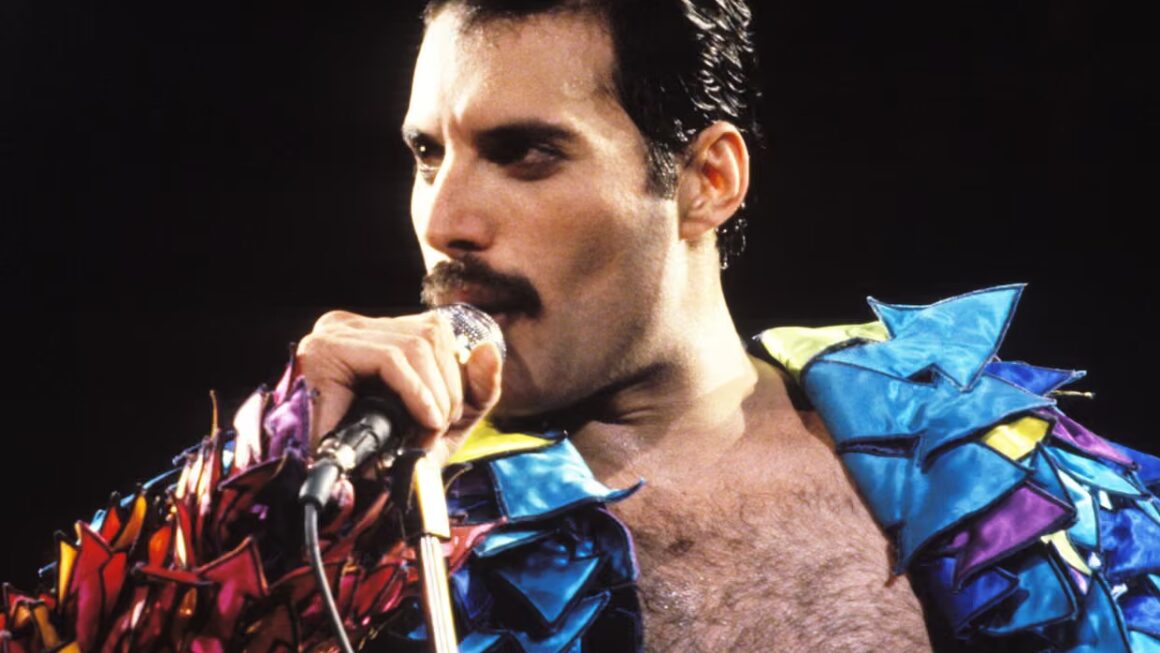 Vargje të papublikuara të “Bohemian Rhapsody” do të përfshihen në librin me tekstet e Freddie Mercury-t