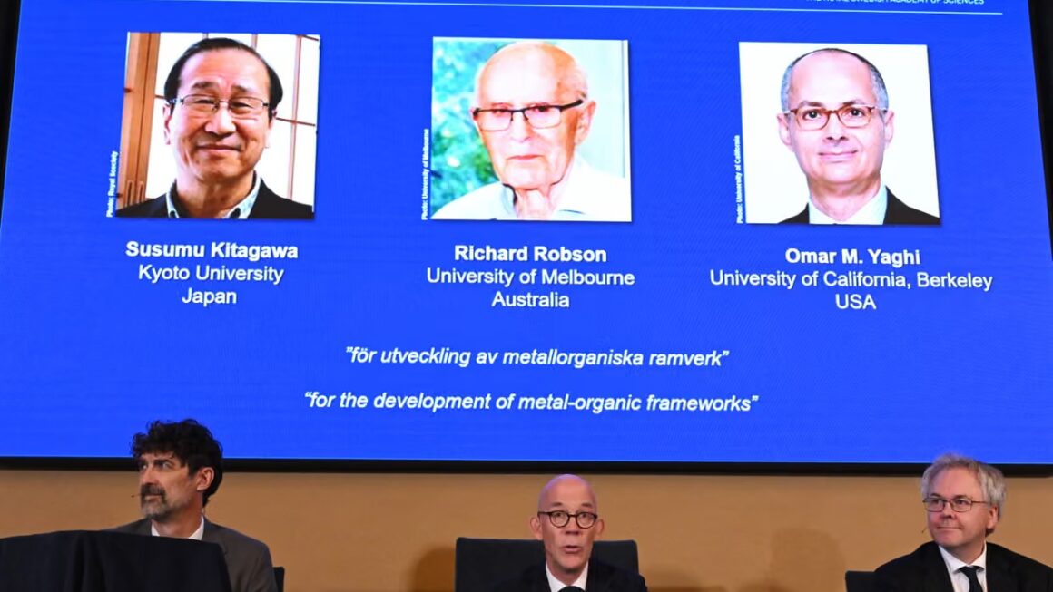 Tre shkencëtarë fitojnë Çmimin Nobel në Kimi për zhvillimin e materialeve që pastrojnë mjedisin