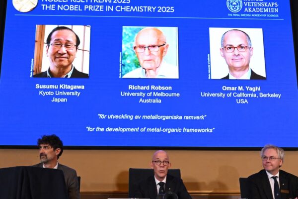 Tre shkencëtarë fitojnë Çmimin Nobel në Kimi për zhvillimin e materialeve që pastrojnë mjedisin