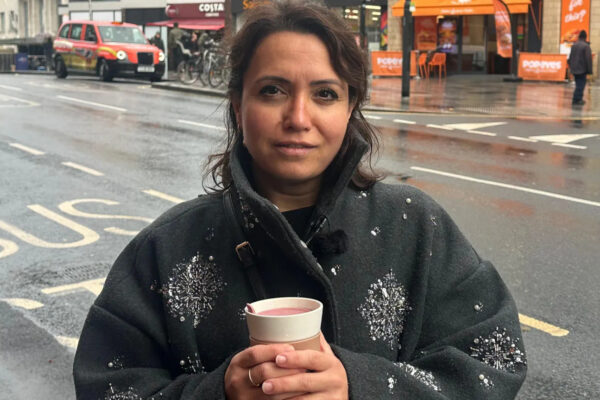 Gruaja nga Londra gjobitet 150 paund për derdhjen e kafesë në kanal