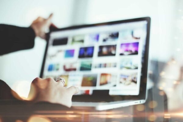 Më pak se 30% e punonjësve shqiptarë përdorin internetin në punë