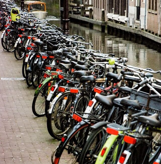Amsterdami, qyteti me më shumë biçikleta sesa banorë