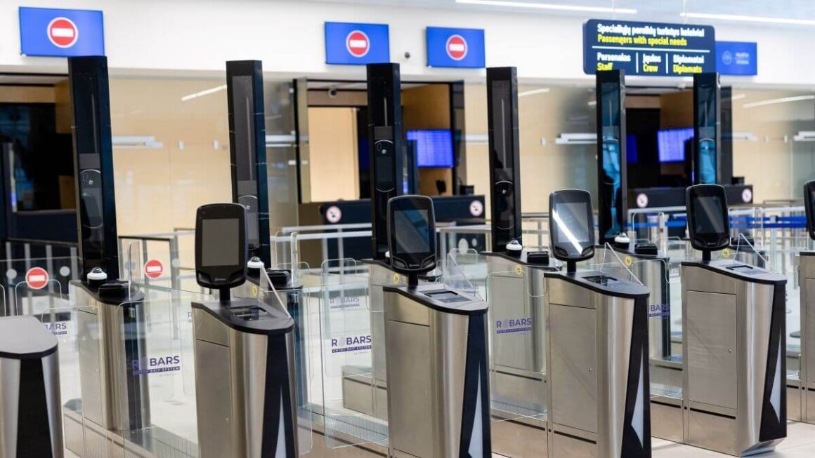 Kujdes, Aeroportet e Europës përgatiten për vonesa; BE nis kontrollet me gjurmë gishtash