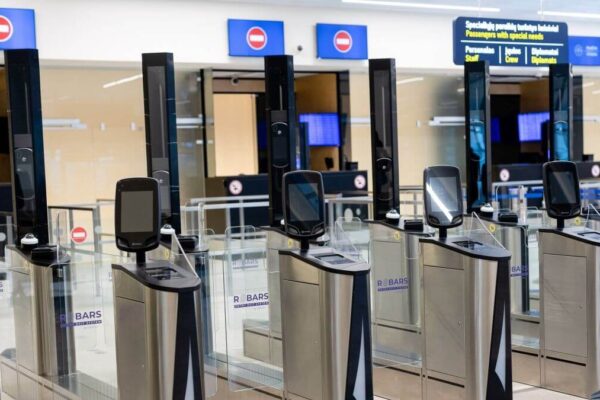 Kujdes, Aeroportet e Europës përgatiten për vonesa; BE nis kontrollet me gjurmë gishtash