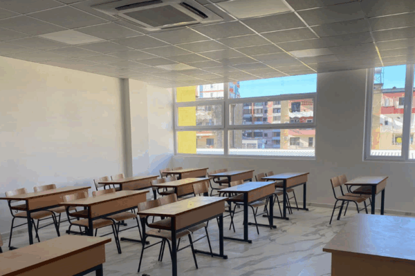 Në 4 vitet e fundit janë mbyllur 104 shkolla 9-vjeçare
