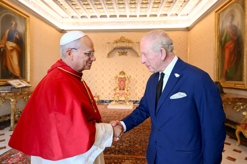 Mbreti Charles merr pjesë në shërbesë ekumenike me Papën Leo XIV, një ngjarje historike