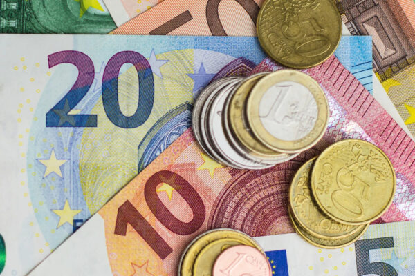 Ofertë e lartë dhe kërkesë e pakët, Euro prek minimum të ri historik