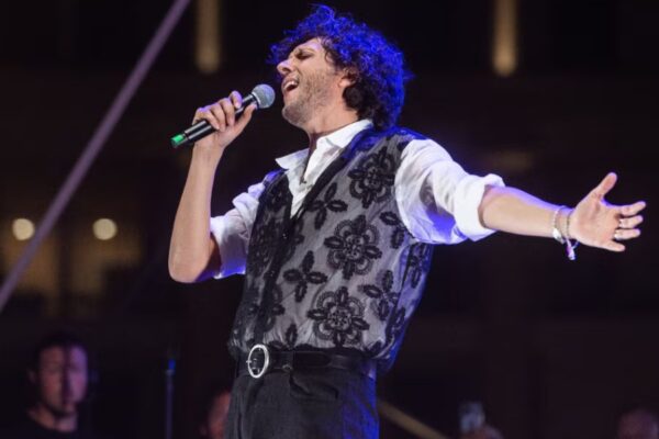 Ermal Meta emocionon të gjithë me historinë e tij në “Io Canto Family” në Itali