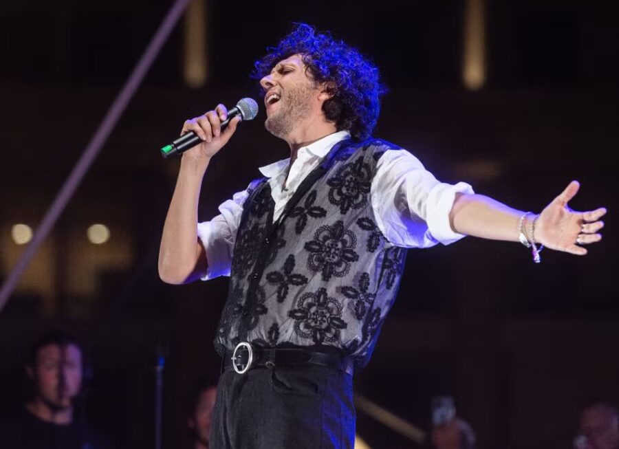 Ermal Meta emocionon të gjithë me historinë e tij në “Io Canto Family” në Itali