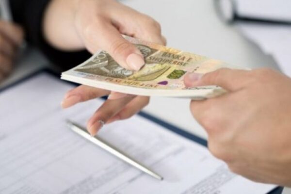 Tabloja financiare e familjeve shqiptare: Më shumë punë, më pak huamarrje