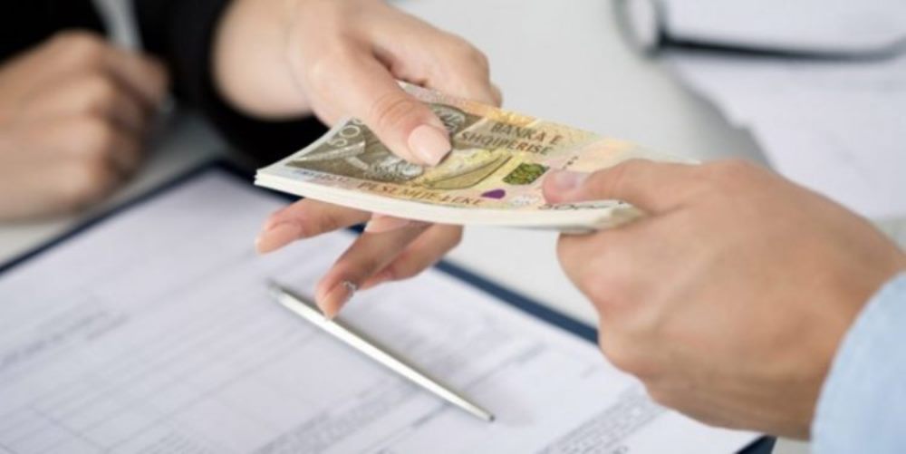Tabloja financiare e familjeve shqiptare: Më shumë punë, më pak huamarrje