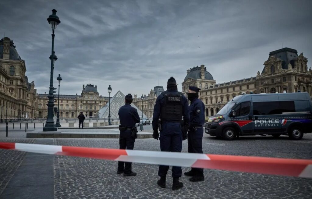 Minutat që tronditën muzeun e Luvrit në Paris, ku çaloi siguria
