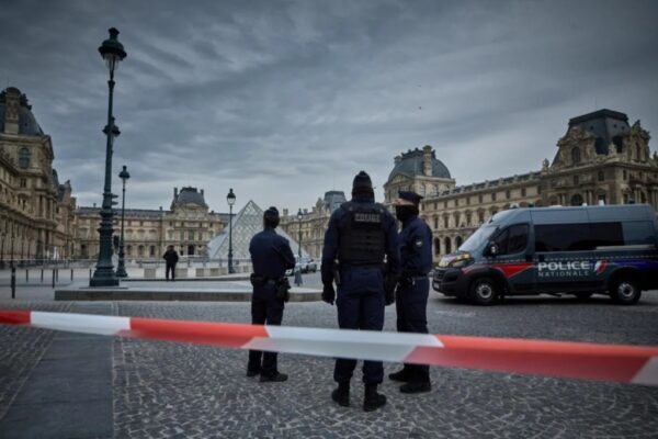 Minutat që tronditën muzeun e Luvrit në Paris, ku çaloi siguria