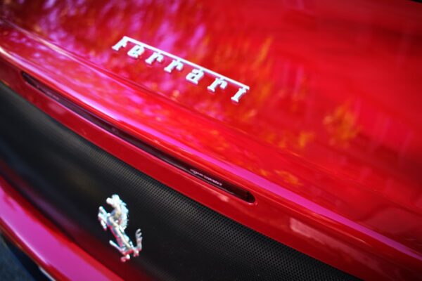 Ferrari zbulon teknologjinë që do të fuqizojë makinën e saj të parë elektrike